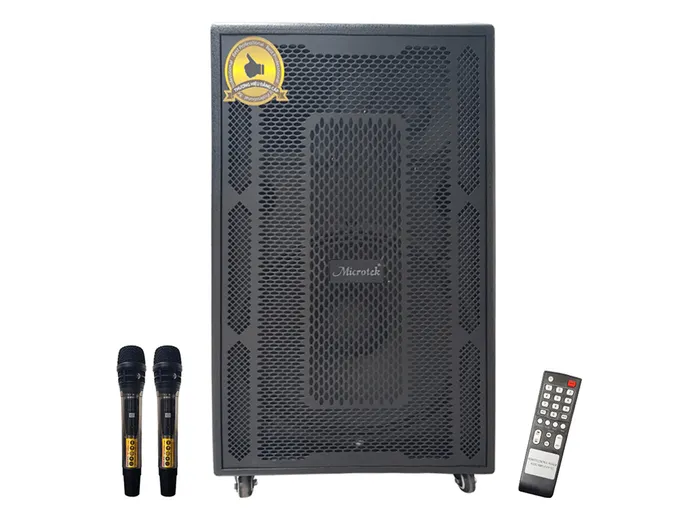 Sản phẩm đi kèm micro không dây và remote điều khiển tiện lợi