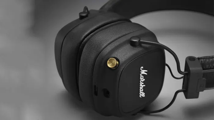 Núm điều khiển đa hướng nhỏ gọn của Tai nghe Marshall Major IV Black