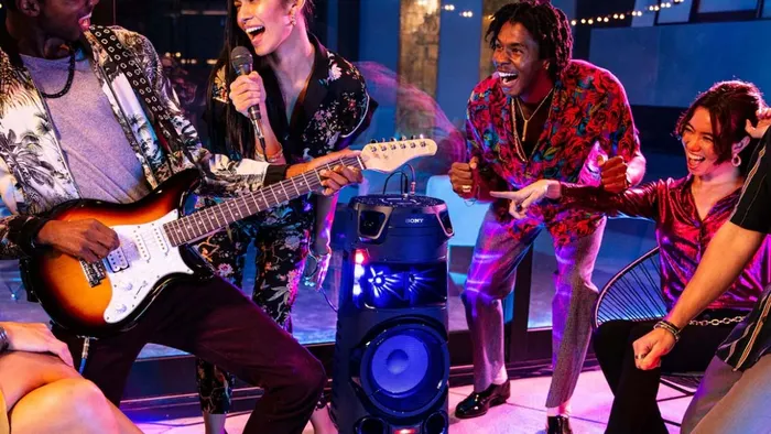 Tự tin phô diễn giọng hát của mình nhờ ngõ vào micro và guitar