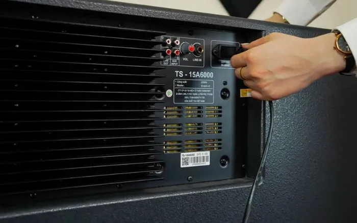 Hệ thống cổng kết nối ở mặt sau loa kéo Dalton TS-15A6000 