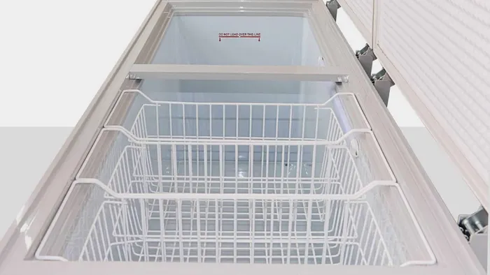Bên trong tủ được trang bị sẵn các giỏ đựng đồ