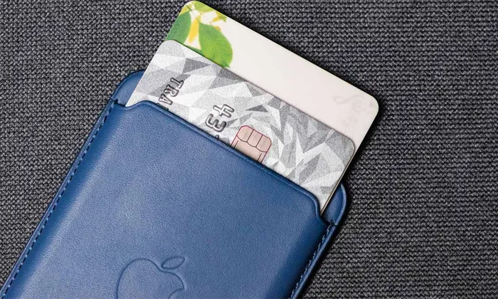 Ví iPhone FineWoven Wallet hỗ trợ đựng tối đa 3 thẻ