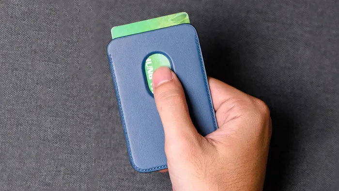 Ví iPhone FineWoven Wallet một lỗ cắt tròn ở mặt sau 