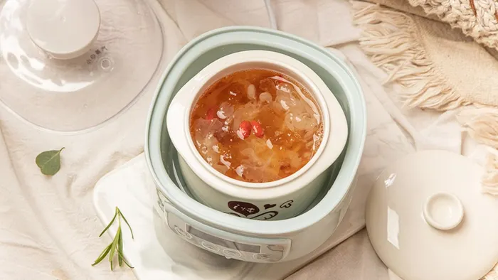 Bear DDZ-A08G2 hoạt động với công suất 200W và công nghệ làm nóng PTC