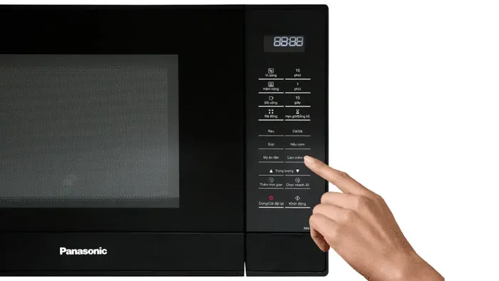 Panasonic NN-ST65JBYUE sử dụng bảng điều khiển điện tử với nút nhấn đơn giản