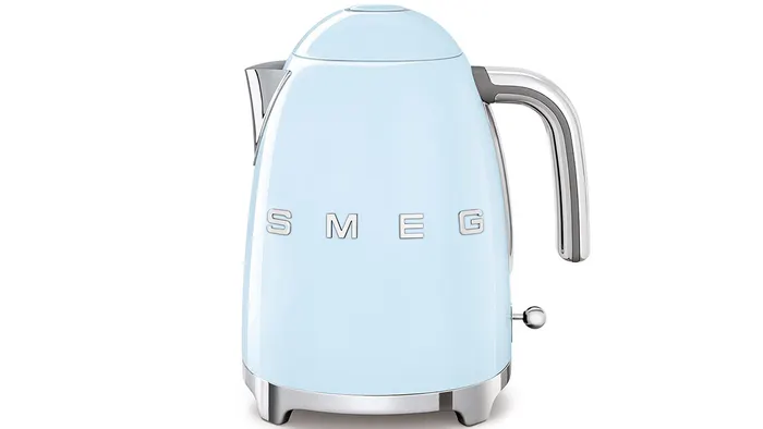 Ấm đun nước Smeg KLF03PBEU - Xanh dương có thiết kế sang trọng