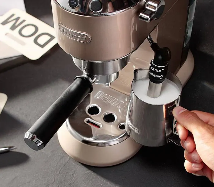 Máy pha cà phê Delonghi EC885.BG có thể tạo ra bọt sữa mịn