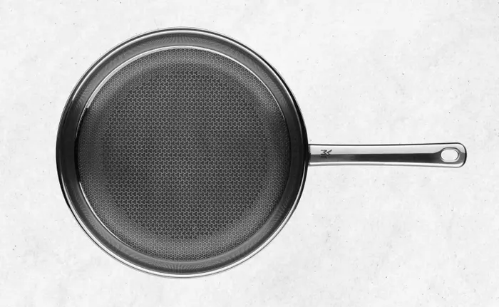 Vân tổ ong trên bề mặt chảo Inox WMF Profi Resist 28cm