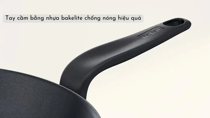 Tefal Primary 20cm E3090204 có tay cầm bằng nhựa bakelite chống nóng