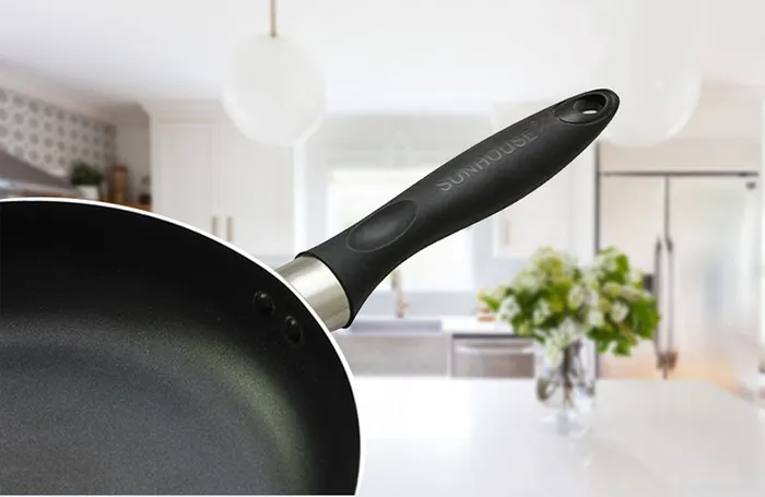  Tay cầm của chảo trơn Sunhouse CT20 bằng nhựa chịu nhiệt 
