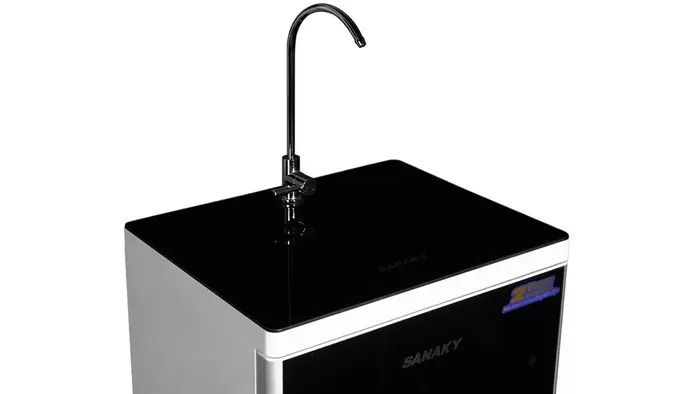 Sanaky VH-201HY có núm vặn điều khiển và vòi nước bằng inox
