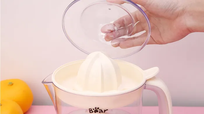 Máy ép cam Bear CZJ-A04B1 có nắp đậy tiện lợi