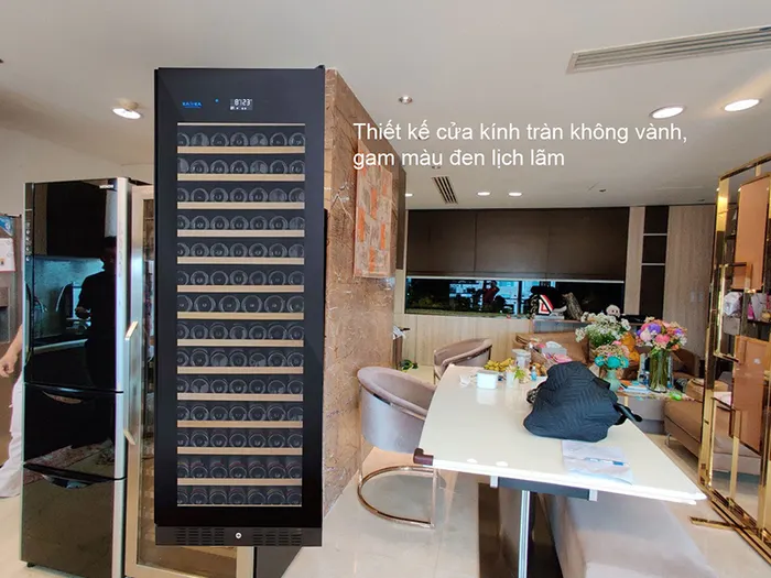 Thiết kế cửa kính tràn không vành, gam màu đen lịch lãm