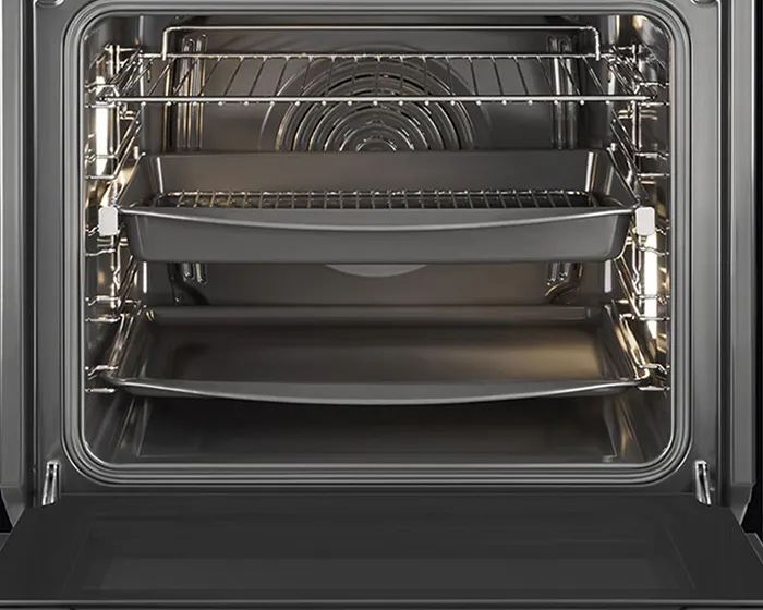 Khoang lò của Smeg SF6381X 70 lít sở hữu dung tích lớn