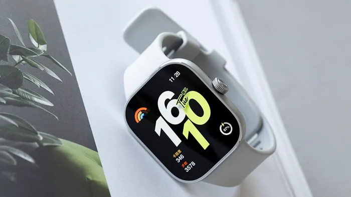 Redmi Watch 4 trang bị màn hình AMOLED rõ nét.
