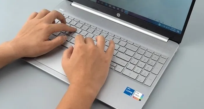 laptop HP 15s - Bàn phím tiêu chuẩn với khả năng kết nối mở rộng