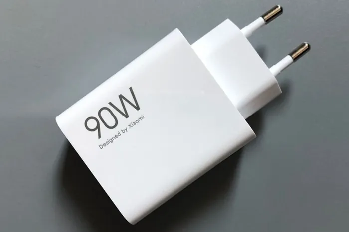 Trang bị Pin 5.500mAh và sạc nhanh 90W.