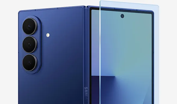 Galaxy Z Fold7 được nhìn thấy ở trạng thái gần như mở hoàn toàn từ phía sau. Một lớp kính bảo vệ lơ lửng trên màn hình ngoài.