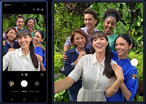 Ảnh selfie nhóm đang được chụp trên Galaxy Z Fold7. Bạn có thể chụp ảnh selfie nhóm trên cả màn hình ngoài và màn hình chính nhưng góc rộng hơn trên màn hình chính mang lại bản xem trước tốt hơn cho bức ảnh của bạn.