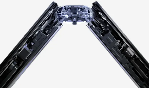Cận cảnh Galaxy Z Fold7 hơi gập từ bên cạnh theo kiểu x-ray để cho thấy cơ chế hoạt động của Armor FlexHinge trông như thế nào bên trong thiết bị.