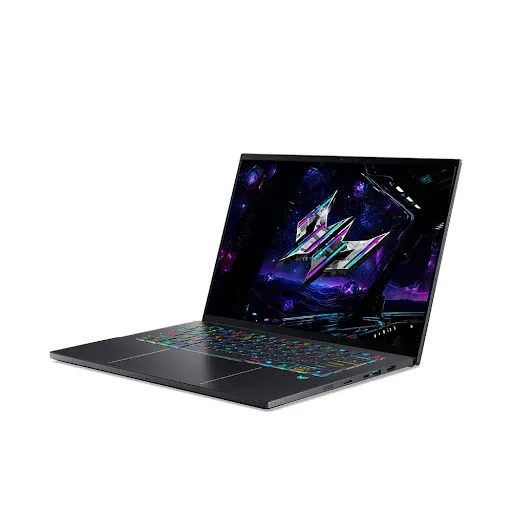 Dung lượng RAM 32GB và ổ cứng SSD 2TB tốc độ cao