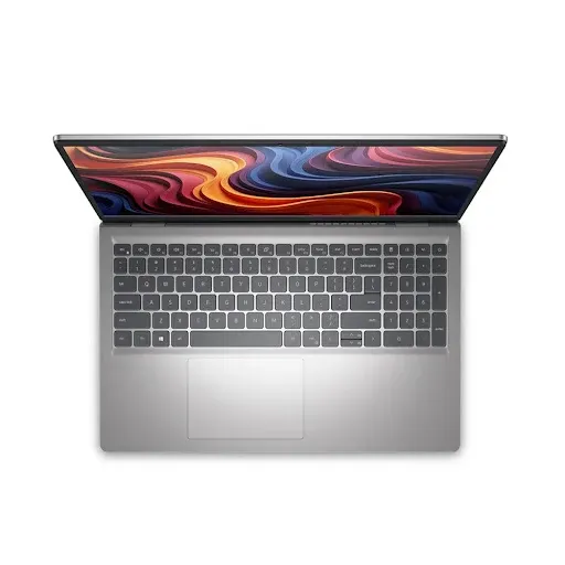 Bàn phím kích thước đầy đủ và các cổng kết nối đa dạng trên Dell 15 DC15255