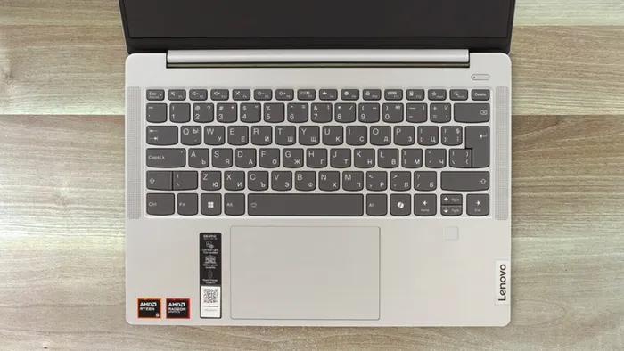 Bàn phím và Touchpad.