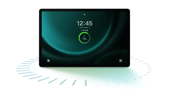 Galaxy Tab S9 FE+ ở chế độ Mint ở chế độ Nằm ngang, hướng về phía trước với trạng thái sạc pin của máy tính bảng hiển thị trên màn hình khóa.