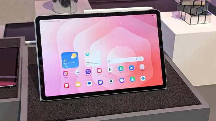 Không gian hiển thị rộng mở với màn hình 14.6 inch.